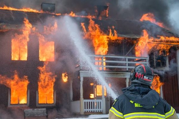 Quels sont les risques et les dangers liés aux lampes déco ? Protégez votre santé et votre maison !