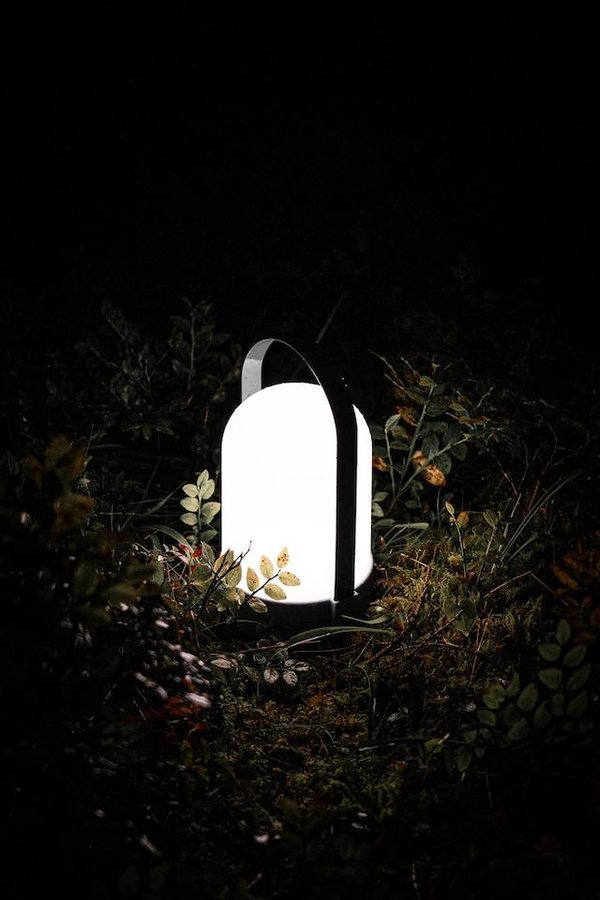 Comment choisir et installer des lampes déco pour le jardin, la terrasse ou le balcon ?